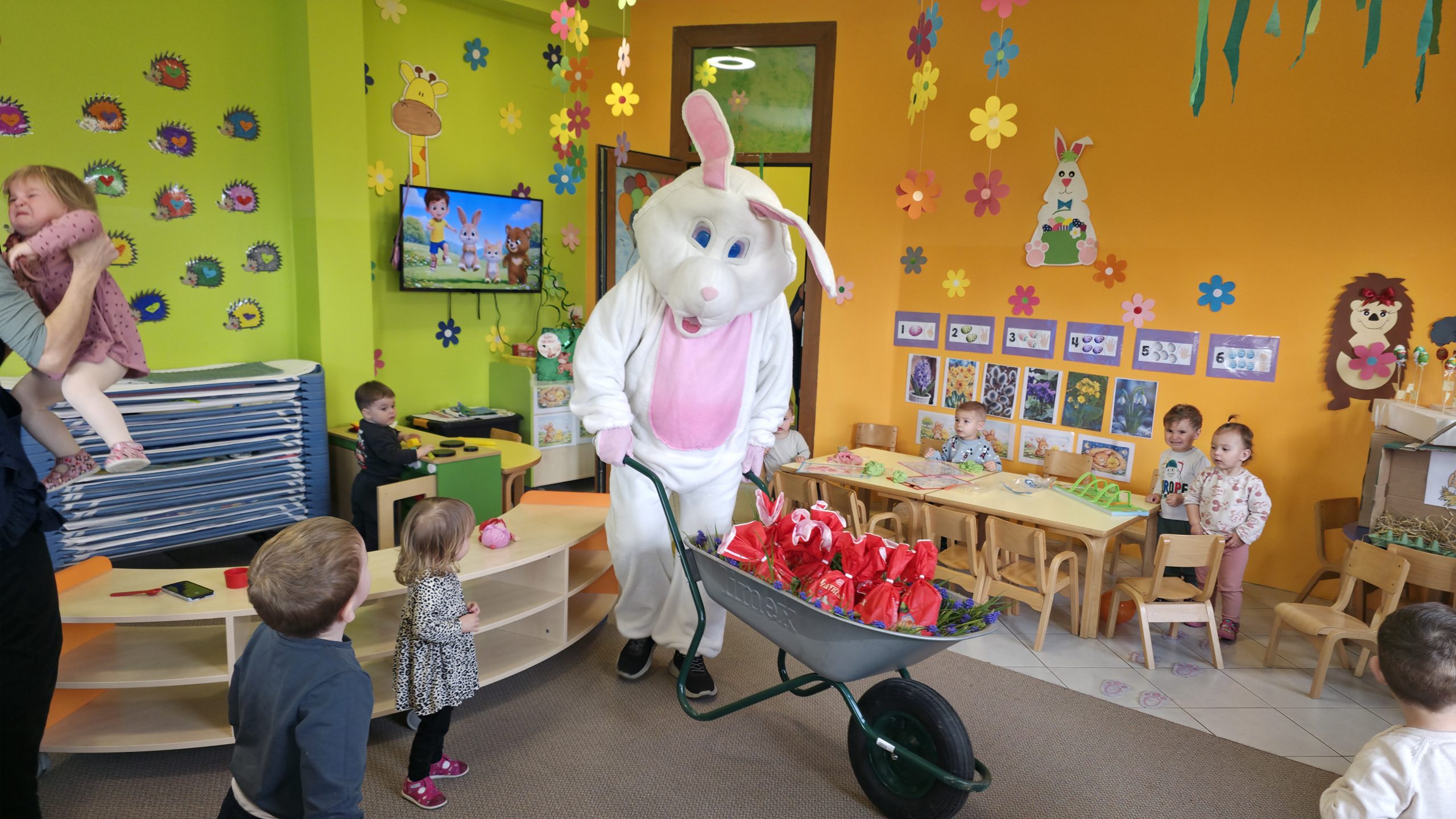 Poseban gost u Vrtiću: stigao zeko i razveselio djecu