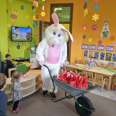 Poseban gost u Vrtiću: stigao zeko i razveselio djecu